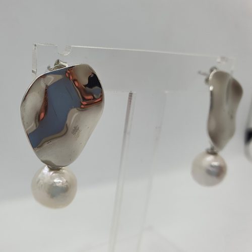 Baroque pearl hanging from plate