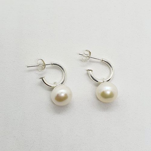 Small Pretty Woman with pearl