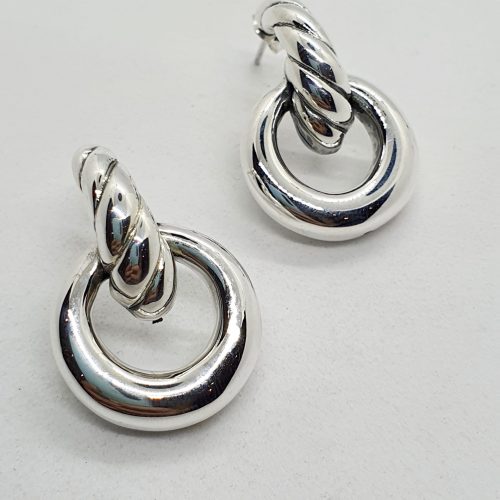 Hollow circle with twisted detail