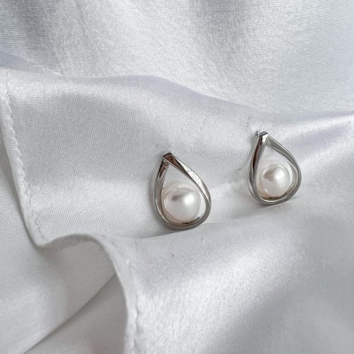 Teardrop pearl stud